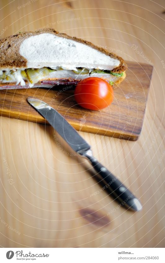 Cut, already occupied? Sausage Bread Tomato Sandwich Slices of cucumber White bread Black bread Nutrition Breakfast Dinner Knives Wood Delicious Chopping board