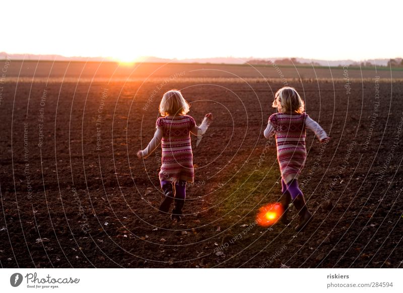run away together Human being Feminine Child Toddler Girl Brothers and sisters Sister 2 1 - 3 years 3 - 8 years Infancy Environment Sun Sunrise Sunset Sunlight