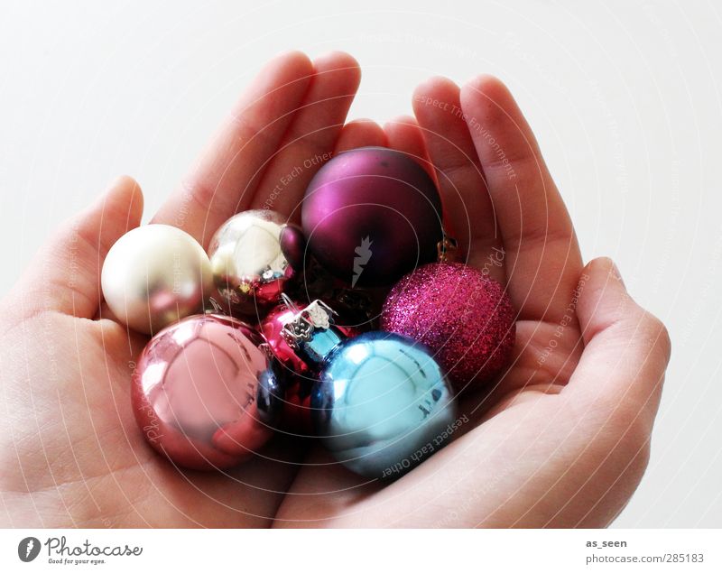 I'll give you Christmas. Hand Fingers 1 Human being 8 - 13 years Child Infancy Decoration Glass Sphere Feasts & Celebrations Glittering Illuminate Esthetic