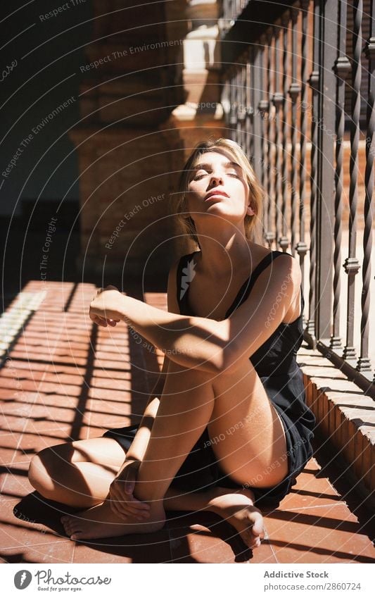 Close-up of woman in sunlight Woman human face sun ray Earnest emotionless Blonde Looking Fresh Youth (Young adults) Beauty Photography Loneliness Unemotional