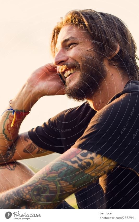 happy call Man Human being Youth (Young adults) Young man Facial hair Alternative Rocker Beard Telephone To call someone (telephone) Cellphone Laughter Smiling