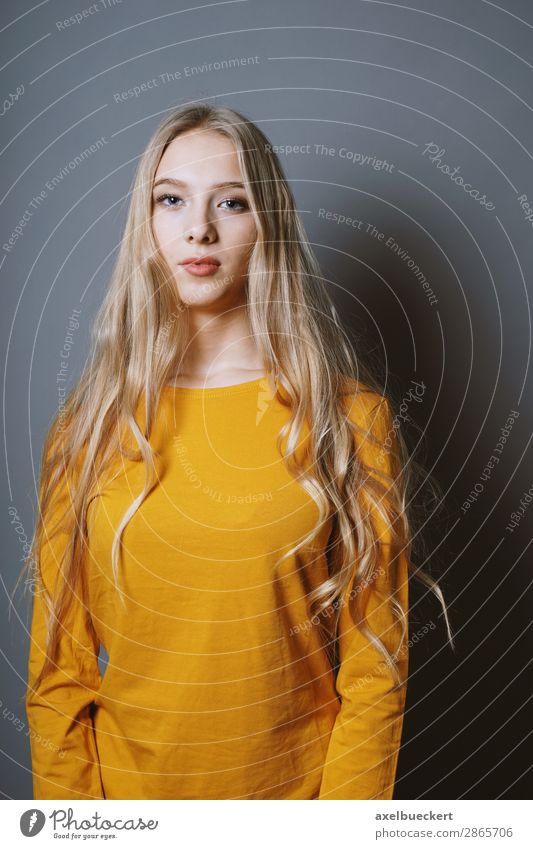 young woman with long blond hair Human being Feminine Young woman Youth (Young adults) Woman Adults 1 13 - 18 years 18 - 30 years Hair and hairstyles Blonde