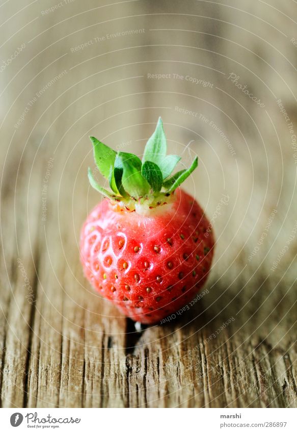 KingStrawberry Food Fruit Nutrition Eating Organic produce Green Red Delicious Tasty Wooden table Leaf Berries Juicy Summer Colour photo Interior shot