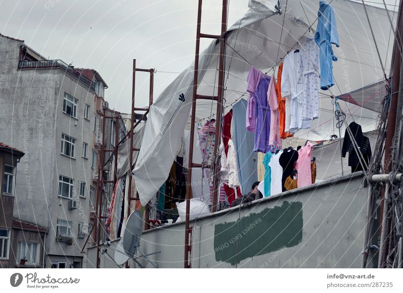 bazaar Town Downtown Pedestrian precinct Marketplace Wall (barrier) Wall (building) Facade Clothing T-shirt Bathrobe Poverty Many Gray Bazaar Istanbul