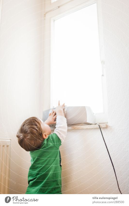 Technology that inspires Radio (device) Cable Toddler 1 Human being 1 - 3 years Listen to music Bright Curiosity Interest Window Grasp Child Green Touch