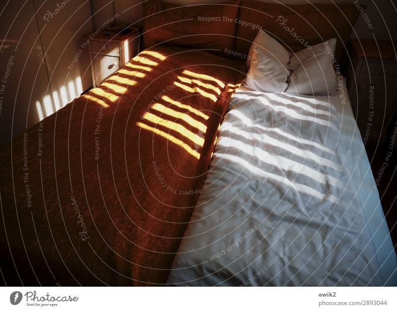 barcode Living or residing Interior design Bed Bedroom Cushion Window Screening Slat blinds Illuminate Dark Simple Protection Safety (feeling of) Secrecy Serene