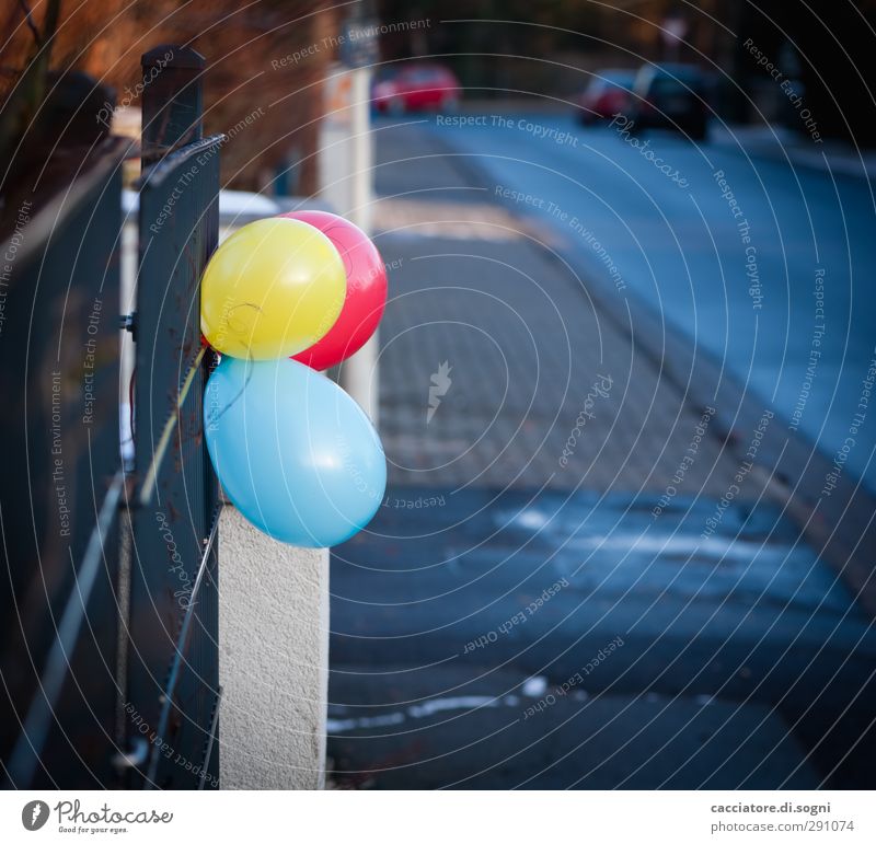 come to my party Birthday Town Deserted Fence Street Balloon Plastic Simple Happiness Cute Blue Yellow Red Joy Anticipation Friendship Infatuation Hospitality