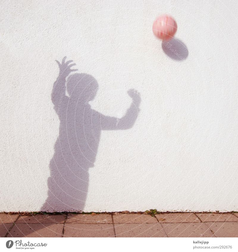 BALLJUNGE Human being Boy (child) Life Body 1 Playing Sports Ball Catch Throw Ball sports Pink Child Wall (barrier) Colour photo Exterior shot Light Shadow