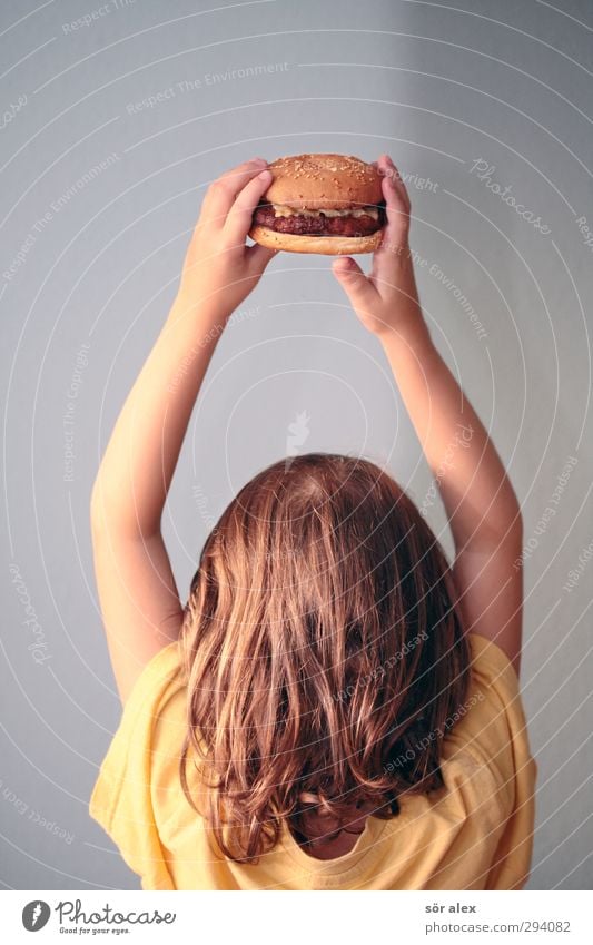 burger queen Food Meat Hamburger Cheeseburger Nutrition Lunch Dinner Human being Feminine Child Toddler Girl Infancy Head Hair and hairstyles Hand Fingers 1