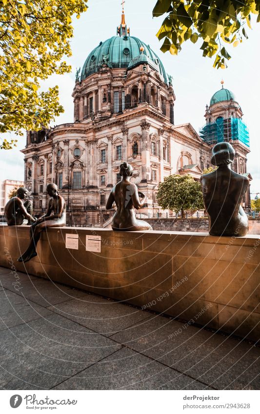 Sculptures on the Spree in Berlin: Three Girls and a Boy V Berlin_Recording_2019 berlinerwasser theProjector the projectors farys Joerg farys ngo