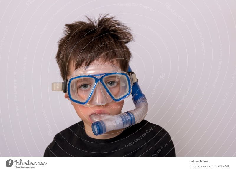 Child with diving goggles and snorkel Aquatics Swimming & Bathing Dive Face 1 Human being Utilize Playing Sports Snorkeling Diving equipment Diving goggles