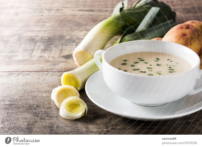 French vichyssoise soup in bowl Vegetable Soup Stew Nutrition Vegetarian diet Diet Bowl Wood Fresh White Tradition appetizer cream Creamy food french Gourmet