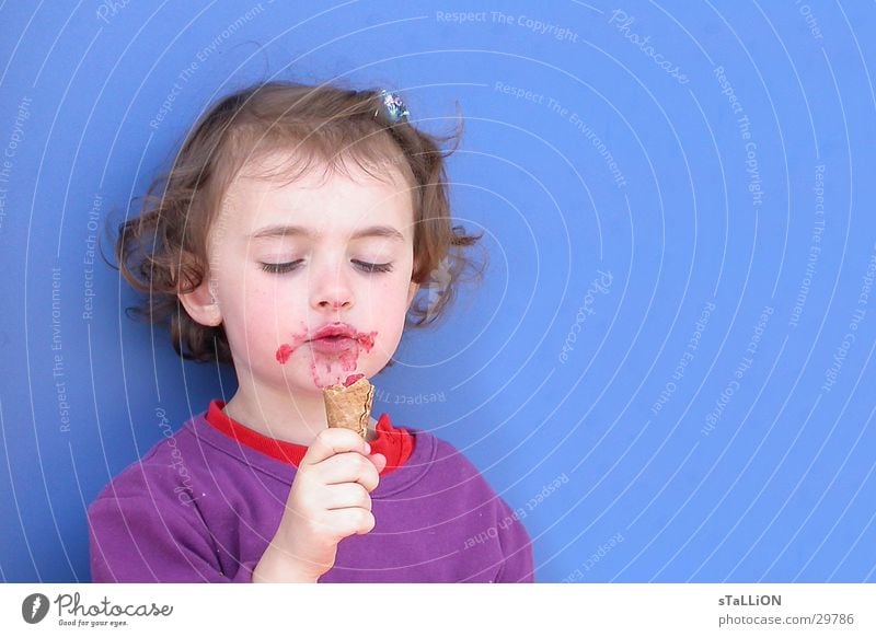 l'enfant Child Girl Delicious Sweet Blue Ice Mud To enjoy