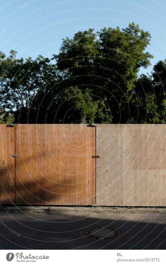 privacy screen Construction site Cloudless sky Summer Beautiful weather Tree Wall (barrier) Wall (building) Traffic infrastructure Street Lanes & trails Barrier