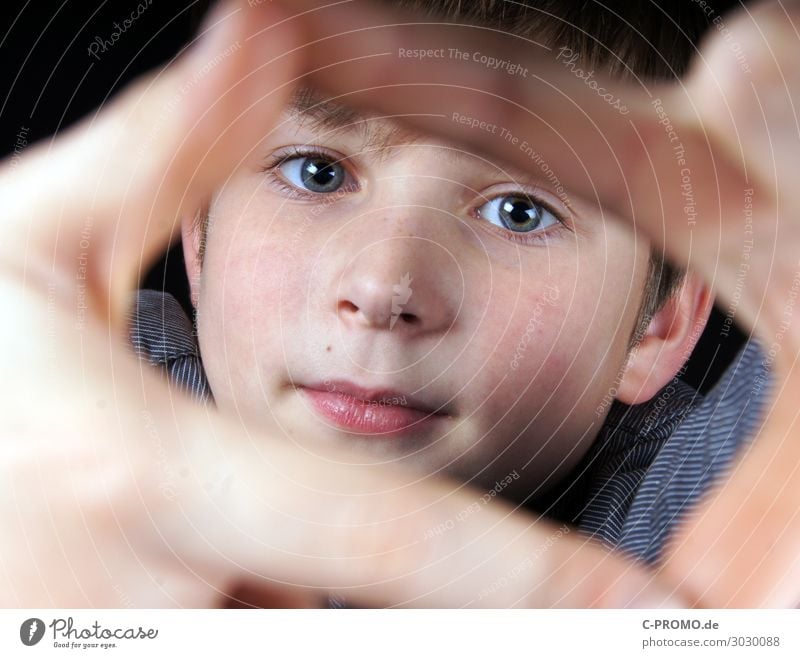 Boy looks through the frame of his fingers Human being Masculine Boy (child) Face Eyes 1 3 - 8 years Child Infancy 8 - 13 years Curiosity Interest smile Frame