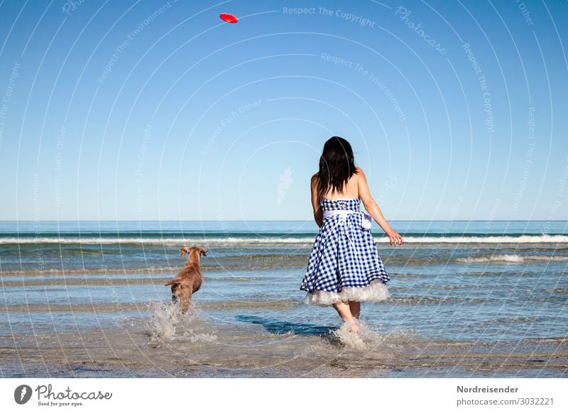 beach games Vacation & Travel Tourism Summer vacation Beach Ocean Waves Human being Feminine Young woman Youth (Young adults) Woman Adults Water Cloudless sky