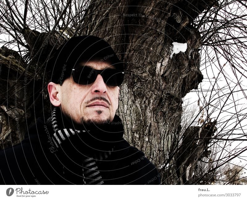 tree Man Adults Face 1 Human being 45 - 60 years Winter Tree Baltic Sea Coat Eyeglasses Hat Cap Facial hair Observe Stand Exceptional Uniqueness Black Willpower