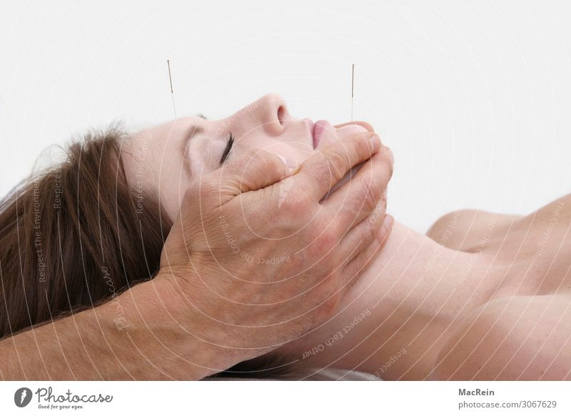 acupuncture Relaxation Meditation Acupuncture Doctor Human being Feminine Young woman Youth (Young adults) Woman Adults Body Skin Head Face 18 - 30 years Lie