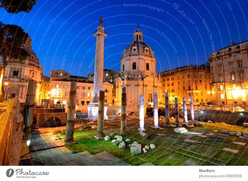 Trajan column Human being Sculpture Culture Town Church Manmade structures Building Architecture Tourist Attraction Landmark Old Historic Religion and faith age
