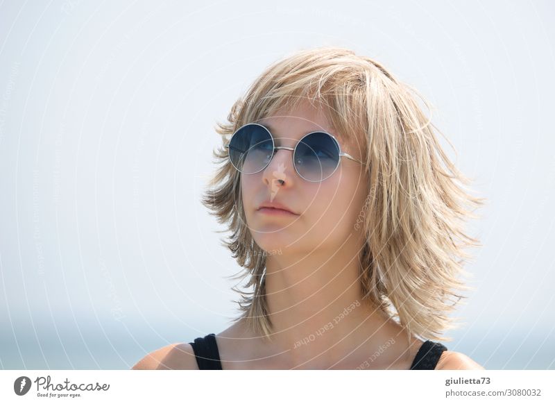We'll meet again Feminine Young woman Youth (Young adults) Life 1 Human being 8 - 13 years Child Infancy 13 - 18 years Sunglasses Blonde Short-haired Wig