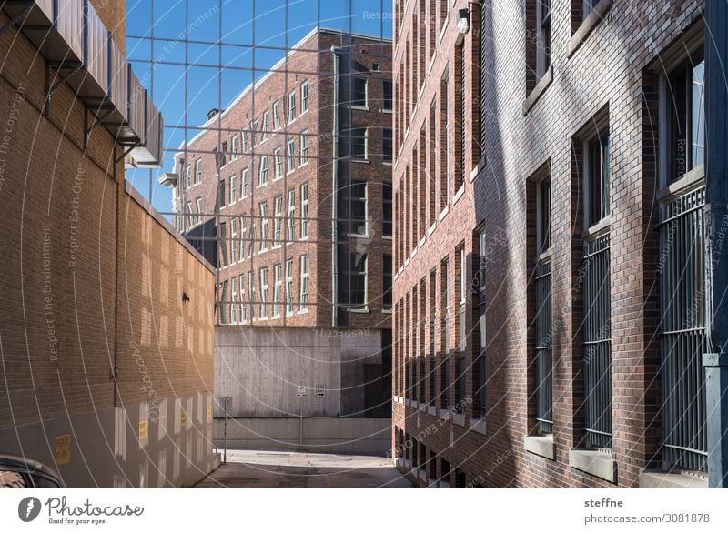 A look behind the scenes Town Wall (barrier) Wall (building) Facade mirrored Reflection Set Office building Beautiful weather Sunlight Austin Texas USA