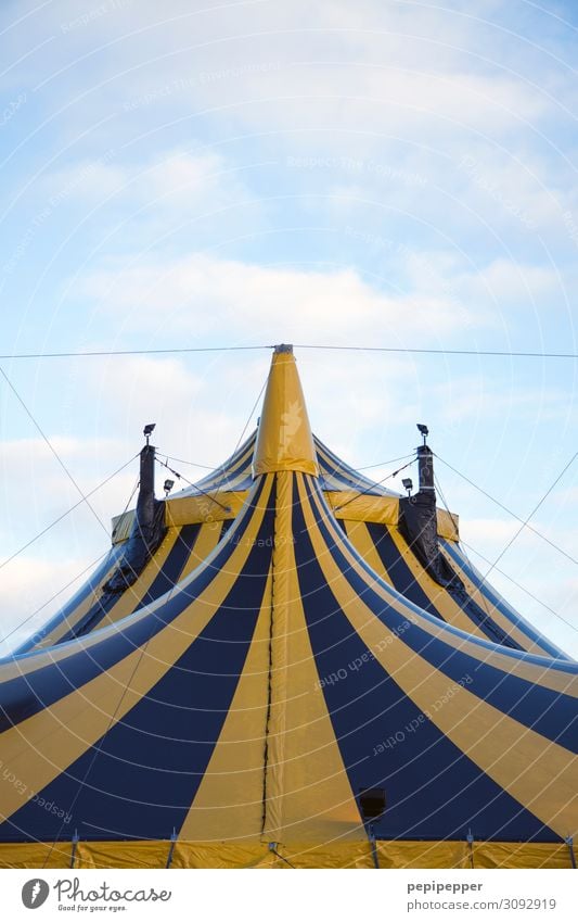 tent Leisure and hobbies circus Work and employment Workplace Event Shows Sky Facade Tourist Attraction Ornament Flag Yellow Black Joy Anticipation Enthusiasm