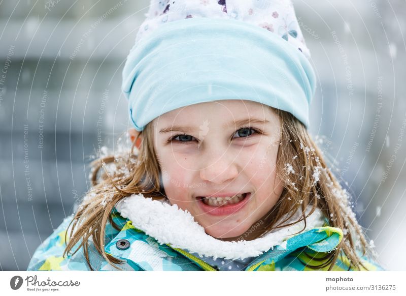 Girl in the snow Lifestyle Joy Face Playing Winter Snow Winter vacation Kindergarten Child Schoolchild Human being Toddler Infancy 1 3 - 8 years Nature Snowfall