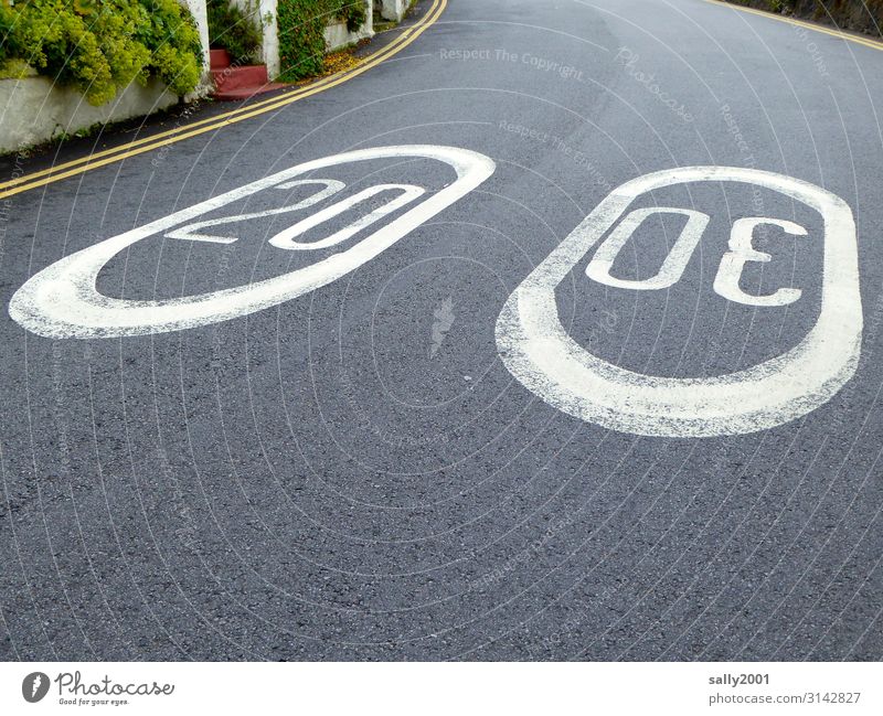 but now quickly ... at top speed ... Street speed limit Clue commanded Asphalt Slowly Road sign Curve England Great Britain English Left-hand traffic 20 30