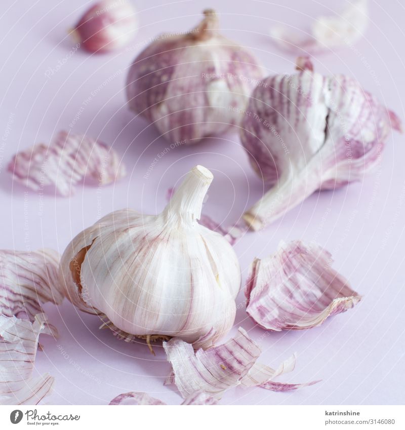 Fresh garlic on a pastel background Vegetable Herbs and spices Vegetarian diet Decline Garlic bulb ingrerient light pink Clove food health healthy Organic Raw