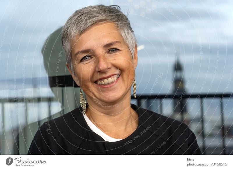 laughing woman Human being Feminine Woman Adults Life Head 1 Hamburg Port City House (Residential Structure) Short-haired Observe Relaxation Laughter Wait