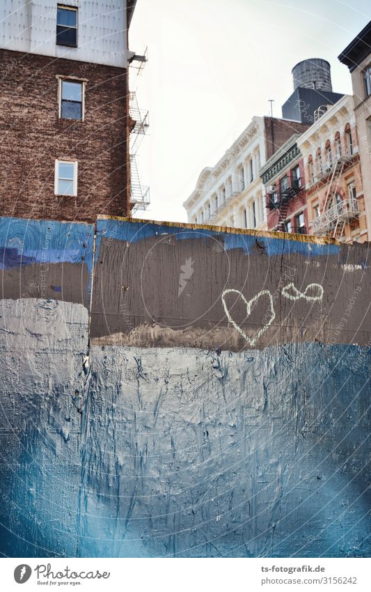 Chalk heart in New York City Manhattan Town Downtown House (Residential Structure) Manmade structures Building Wall (barrier) Wall (building) Facade Window