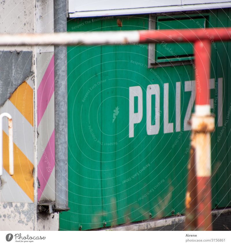 Hold it right there! Police! | UT Hamburg Police Force Police help desk Construction site Services Barrier Site trailer Shed Protective Grating Wood Metal