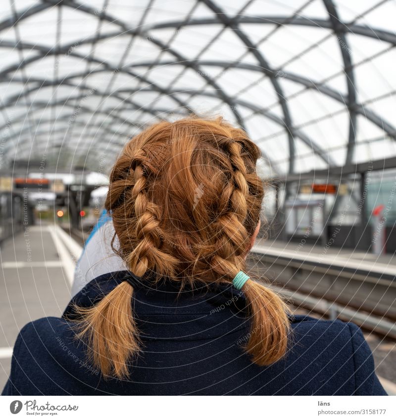 wattle Human being Feminine Woman Adults Life Head 1 Train station Transport Public transit Lanes & trails Red-haired Braids Wait Beginning Hamburg Town