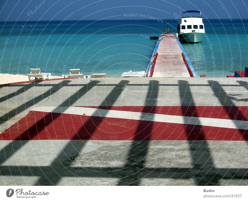 el barco Footbridge Watercraft Beach Ocean Red Stripe Horizon Arrival Vacation & Travel Turquoise Cuba Shadow Joist Trip