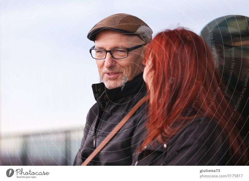 Chat | UT HH19 Woman Adults Man Male senior Senior citizen Life 2 Human being 45 - 60 years 60 years and older Eyeglasses Cap Peaked cap Red-haired Gray-haired