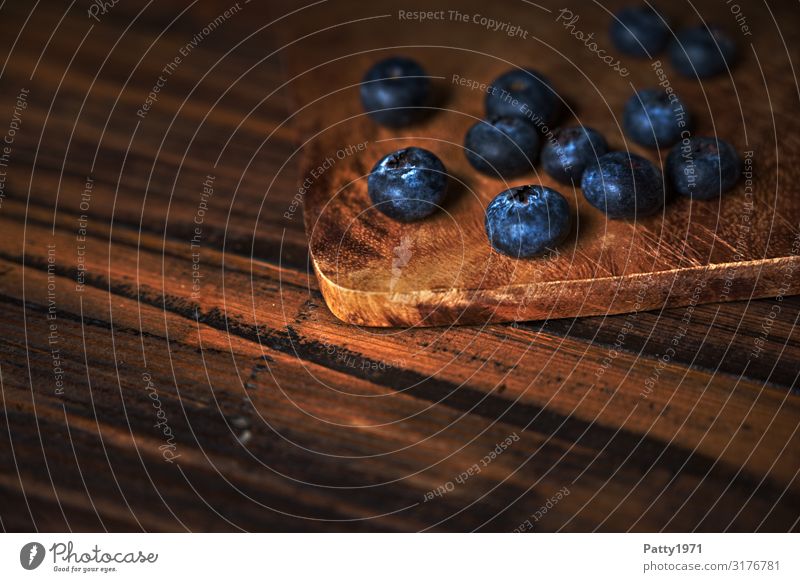 Blueberries on a wooden chopping board Food Fruit Blueberry Fresh Healthy Delicious Natural Round Brown To enjoy Nutrition Food photograph Colour photo