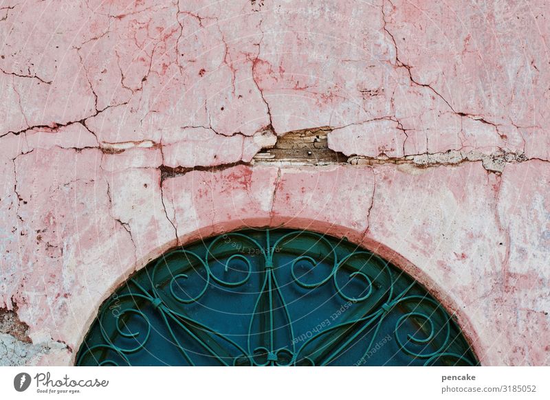 alt | ehrwürdig Fassade Bogen mediterran rosa Risse