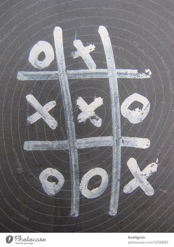 Tic-Tac-Toe Sign Graffiti Playing Gray White Emotions Joy Curiosity Leisure and hobbies Infancy Communicate Competition Planning Children's game Success Lose