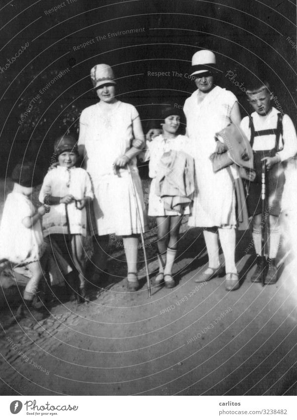 Well protected Twenties Group photo Memory Woman Child Trip Hat Elegant Black & white photo