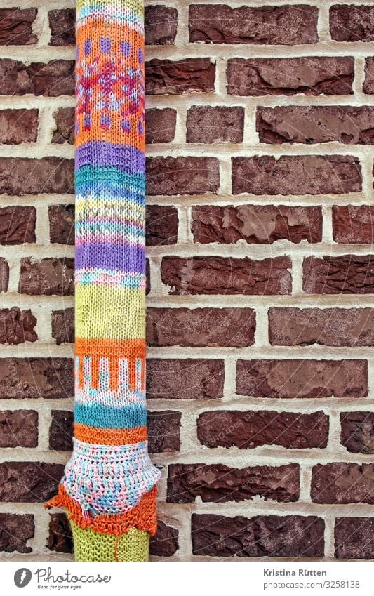 knitting tube Style Joy Leisure and hobbies Handcrafts Knit Art Work of art Subculture Town Building Wall (barrier) Wall (building) Facade Graffiti Hip & trendy