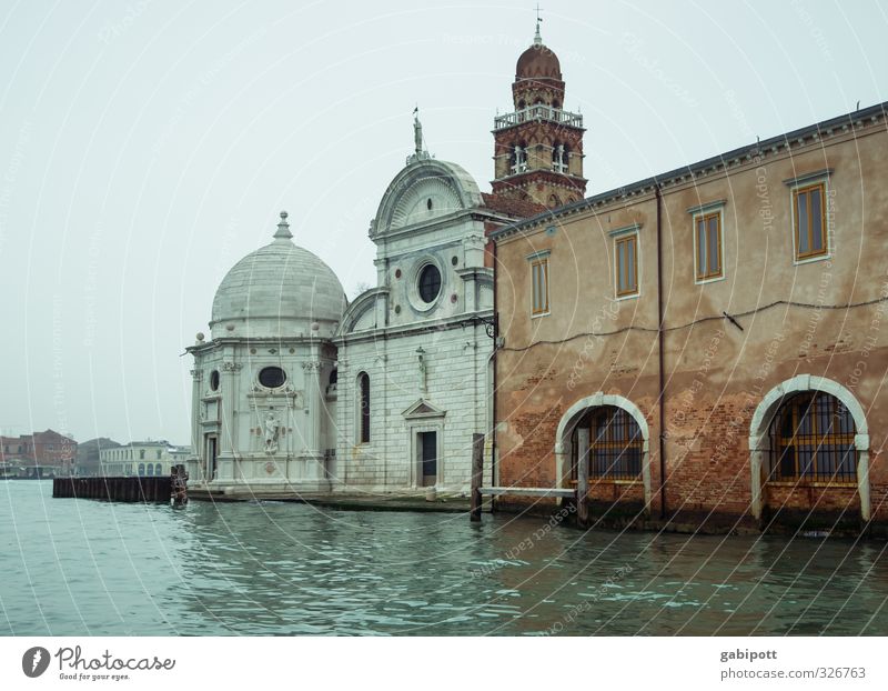 rising water level Water Sky Spring Winter Climate Weather Bad weather Rain Venice Port City Old town Deserted House (Residential Structure) Church Dome Palace