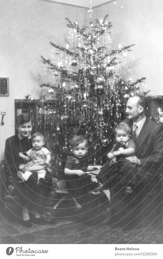 50s: Family under the Christmas tree Feasts & Celebrations Christmas & Advent Parents Adults Sister Family & Relations Life Event Tree Top of the Christmas tree