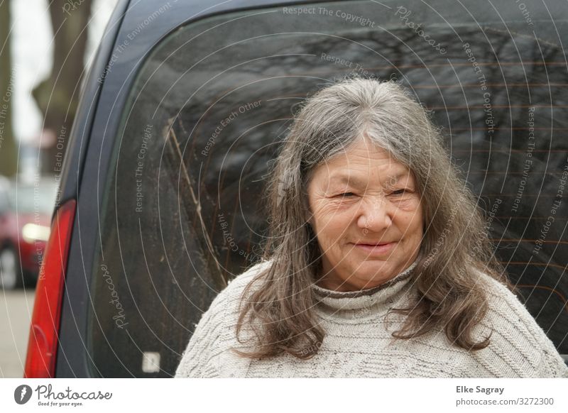 "Before the car ride" Human being Feminine Female senior Woman 1 60 years and older Senior citizen Observe Smiling Wait Curiosity Positive Contentment Wisdom