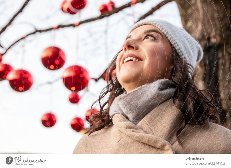 Woman looking up Lifestyle Style Joy Well-being Event Feasts & Celebrations Christmas & Advent New Year's Eve Adults Face 1 Human being 30 - 45 years Winter