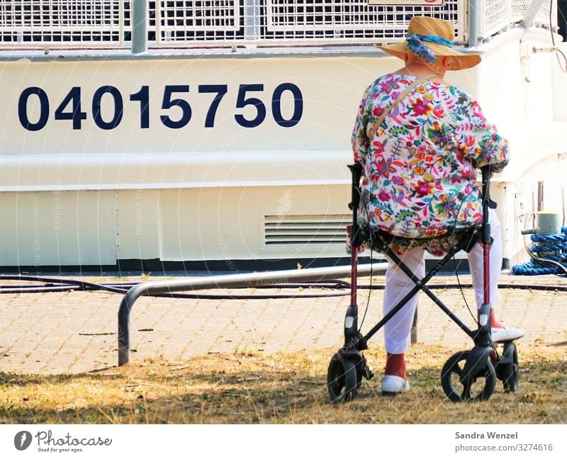 wait... Human being Feminine Grandmother Senior citizen 1 60 years and older Old Wait geriatric poverty Home for the elderly Great grandmother Walking aid