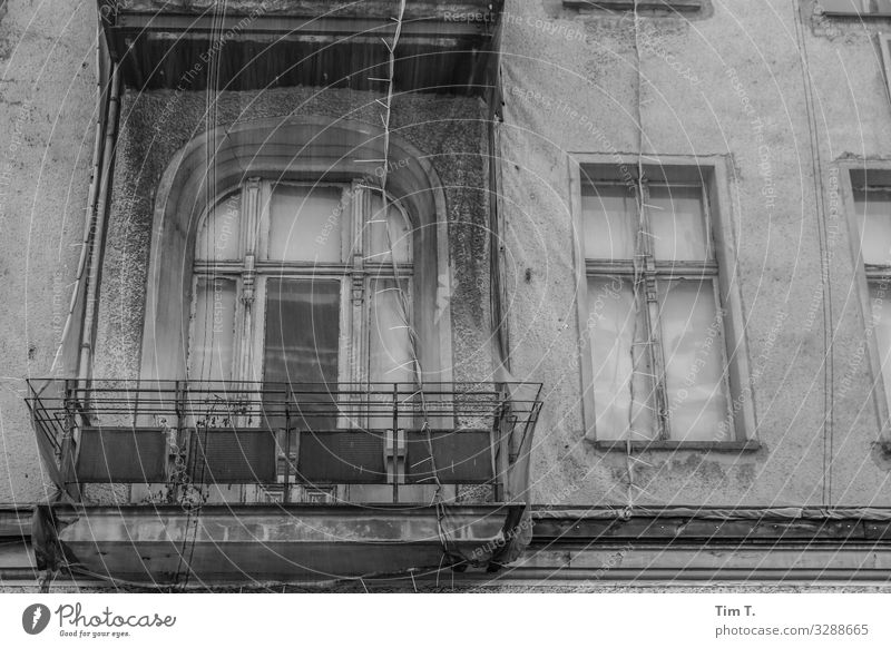 Berlin Mitte Downtown Berlin Town Capital city Old town Pedestrian precinct Deserted House (Residential Structure) Facade Balcony Window Stagnating