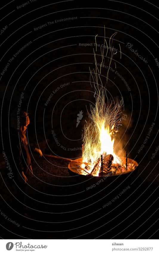 Girls at the campfire 1 Human being 3 - 8 years Child Infancy Fire Observe Touch Study Dream Fresh Warmth Yellow Gold Orange Black Enthusiasm Authentic Esthetic