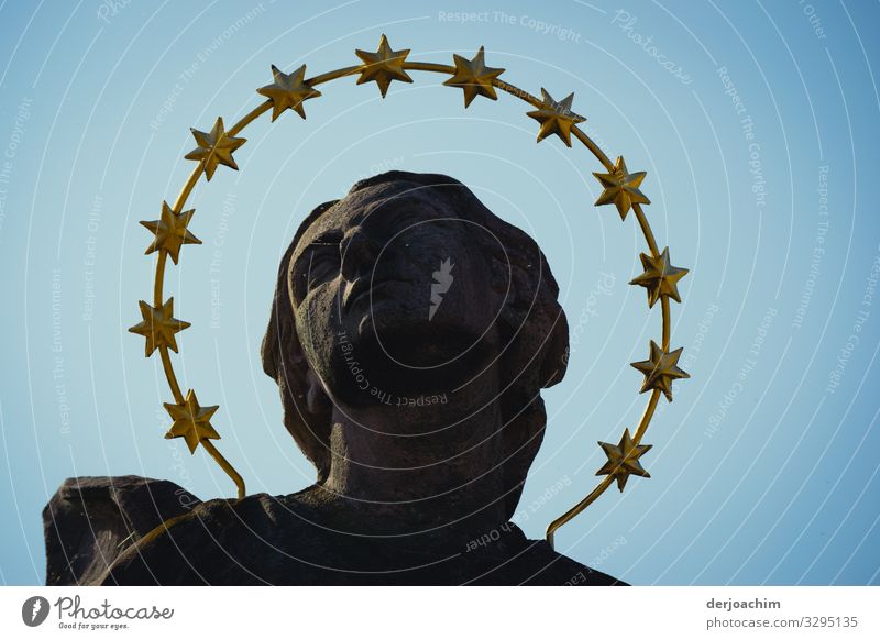 Look up" says the statue. It is surrounded by a circle of stars. Design Meditation Trip Androgynous Head 1 Human being Art Architecture Cloudless sky Summer
