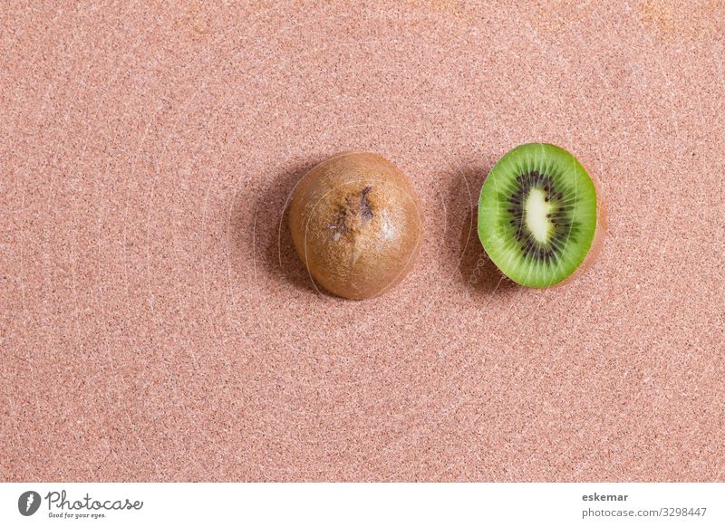 Kiwi halbe Obst Textfreiraum Frucht Hintergrund Kiwis niemand Kork braun Essen Lebensmittel Aufsicht Vogelperspektive halbiert Hälfte