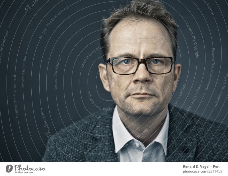 Determined man with glasses Human being Masculine Man Adults Father Brother 1 30 - 45 years 45 - 60 years Fear Loneliness Frustration Emotions Hope Identity